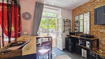 Romantic Suite, Air conditioning, Garden View | Private kitchen | Mini-fridge, microwave, espresso maker, coffee/tea maker