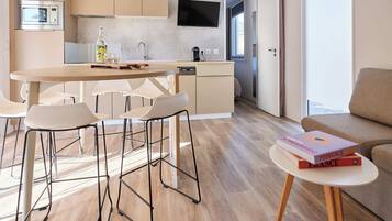 Fridge, microwave, stovetop, dishwasher