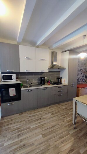 Kühlschrank, Mikrowelle, Ofen, Herdplatte