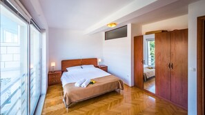 2 chambres, coffres-forts dans les chambres, fer et planche à repasser