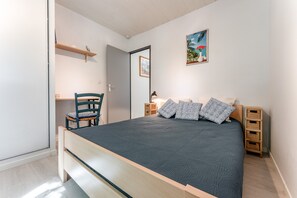 1 dormitori, planxa i posts de planxar, wifi i roba de llit 