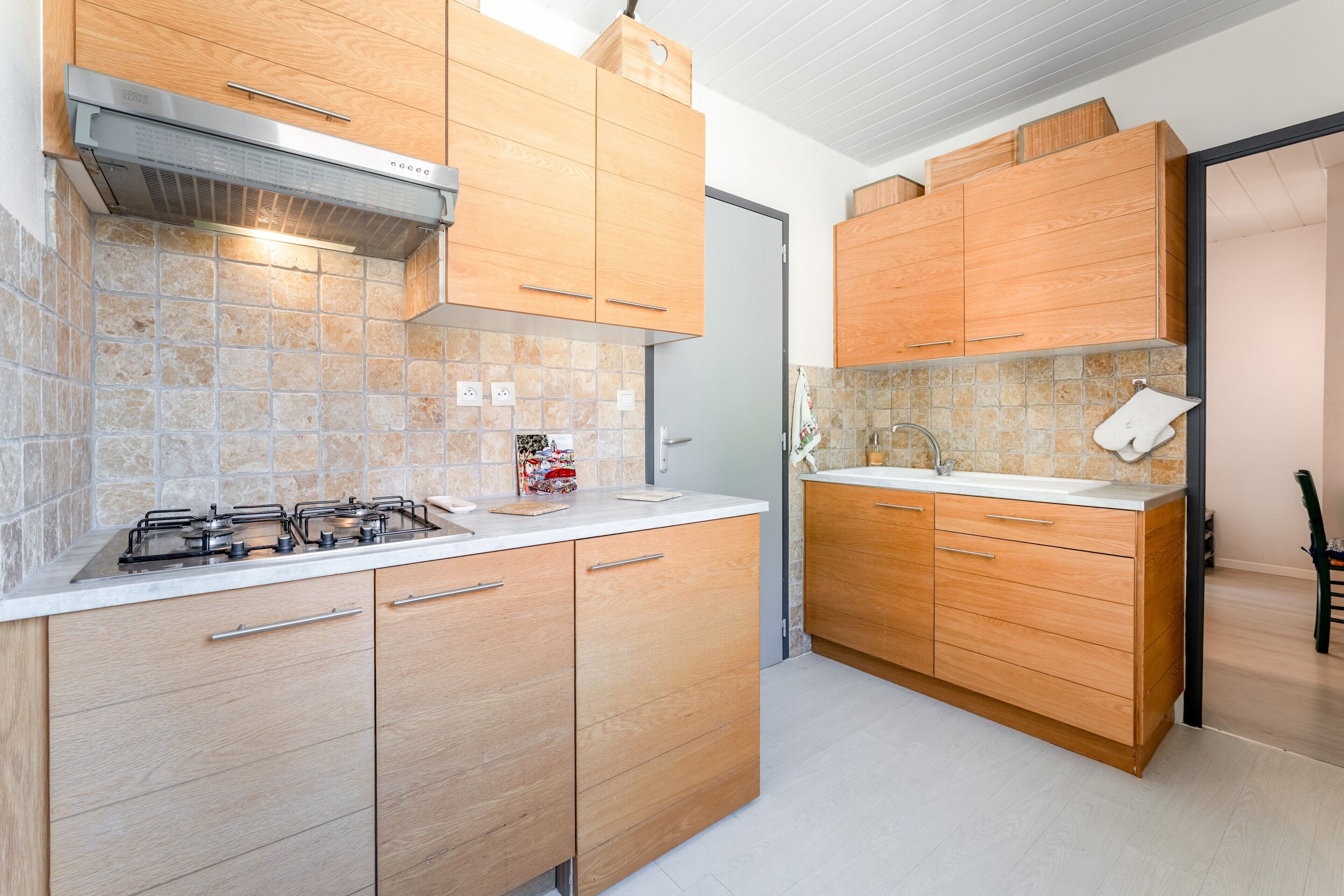 Kylskåp, mikrovågsugn, ugn och spishäll