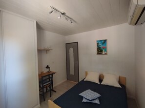 1 habitación, tabla de planchar con plancha, wifi y ropa de cama 