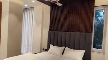 Apartemen Deluks, balkon, pemandangan kota | Setrika/meja setrika dan Wi-Fi gratis