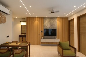 Deluxe Apartment, Balcony, City View | Living room