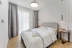 1 chambre, bureau, fer et planche à repasser, lit parapluie