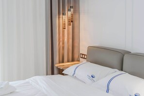 2 bedrooms, desk, iron/ironing board, travel crib