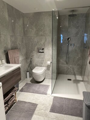 Shower, hair dryer, towels, soap - Mercury Tower Apartment By Dahlia (St. Julian's)