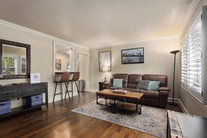 Televisión y oficina 