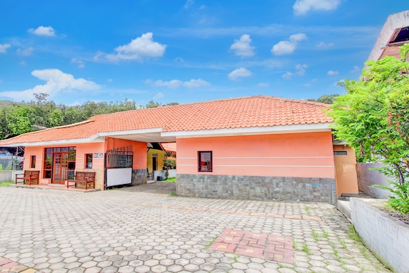 Vista frontal de la propiedad