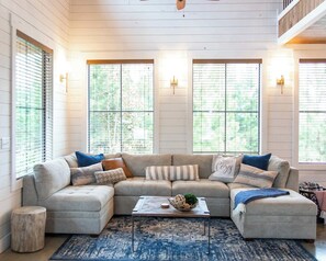 小屋, 多張床, 熱水浴缸, 花園景觀 (Sugarberry Farm) | 起居區 | 50-吋平面電視、數位頻道、壁爐