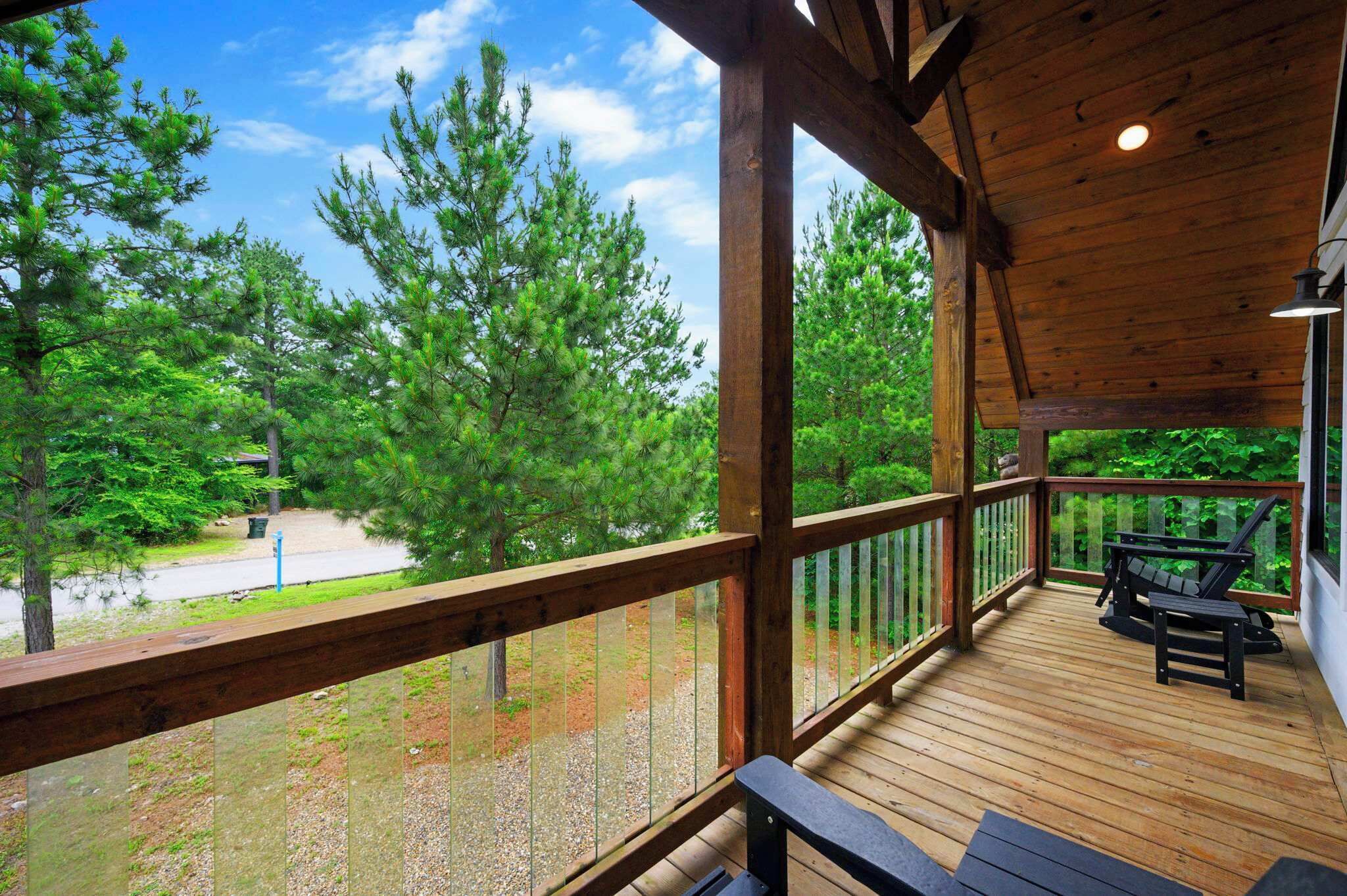 Una terraza de madera con vistas a un bosque.