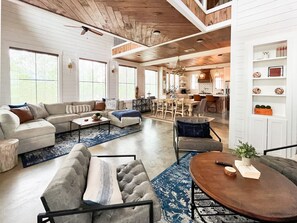 小屋, 多張床, 熱水浴缸, 花園景觀 (Sugarberry Farm) | 起居區 | 50-吋平面電視、數位頻道、壁爐