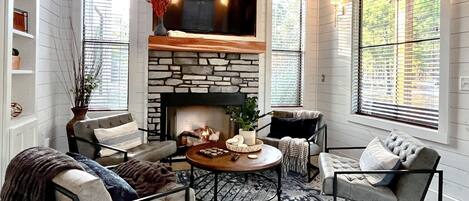 Cabaña, varias camas, hidromasaje, vista al jardín (Sugarberry Farm) | Interior