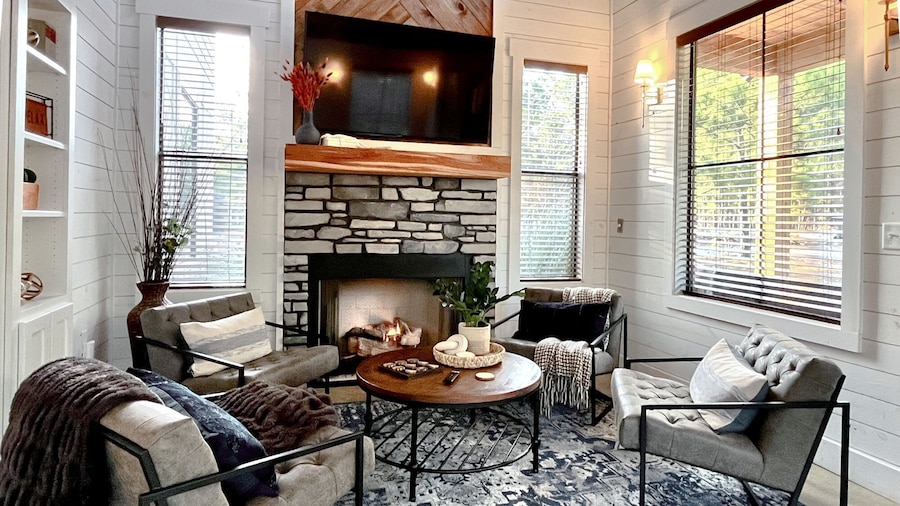 Sugarberry Farm Farmhouse! Firepit, Porch Swing