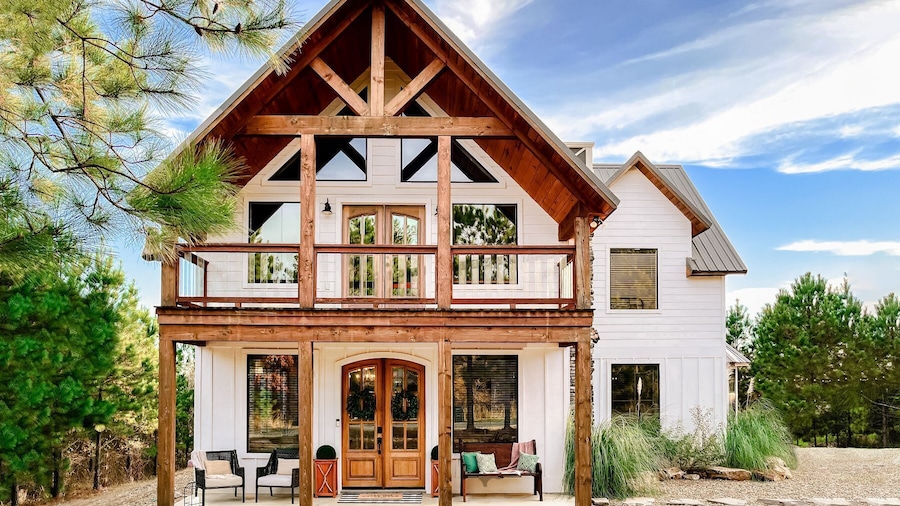 Sugarberry Farm Farmhouse! Firepit, Porch Swing