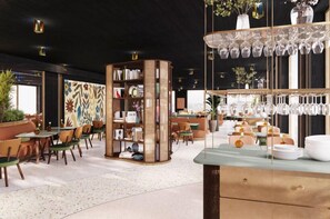 Un interior moderno con una estantería central, mesas con sillas y cristalería colgante.