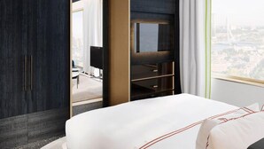 Une chambre d’hôtel moderne avec un grand lit, une télévision et une vue sur la ville.