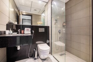 Căn hộ Cao cấp, ban công, quang cảnh hồ bơi | Phòng tắm