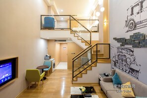 Familien-Loft | Schreibtisch, laptopgeeigneter Arbeitsplatz, Verdunkelungsvorhänge