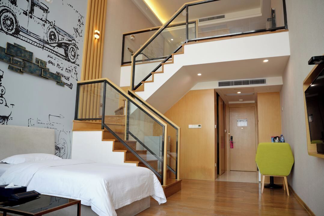 مكتب ومساحة عمل للكمبيوتر المحمول وستائر تعتيم ومكواة/لوح كي