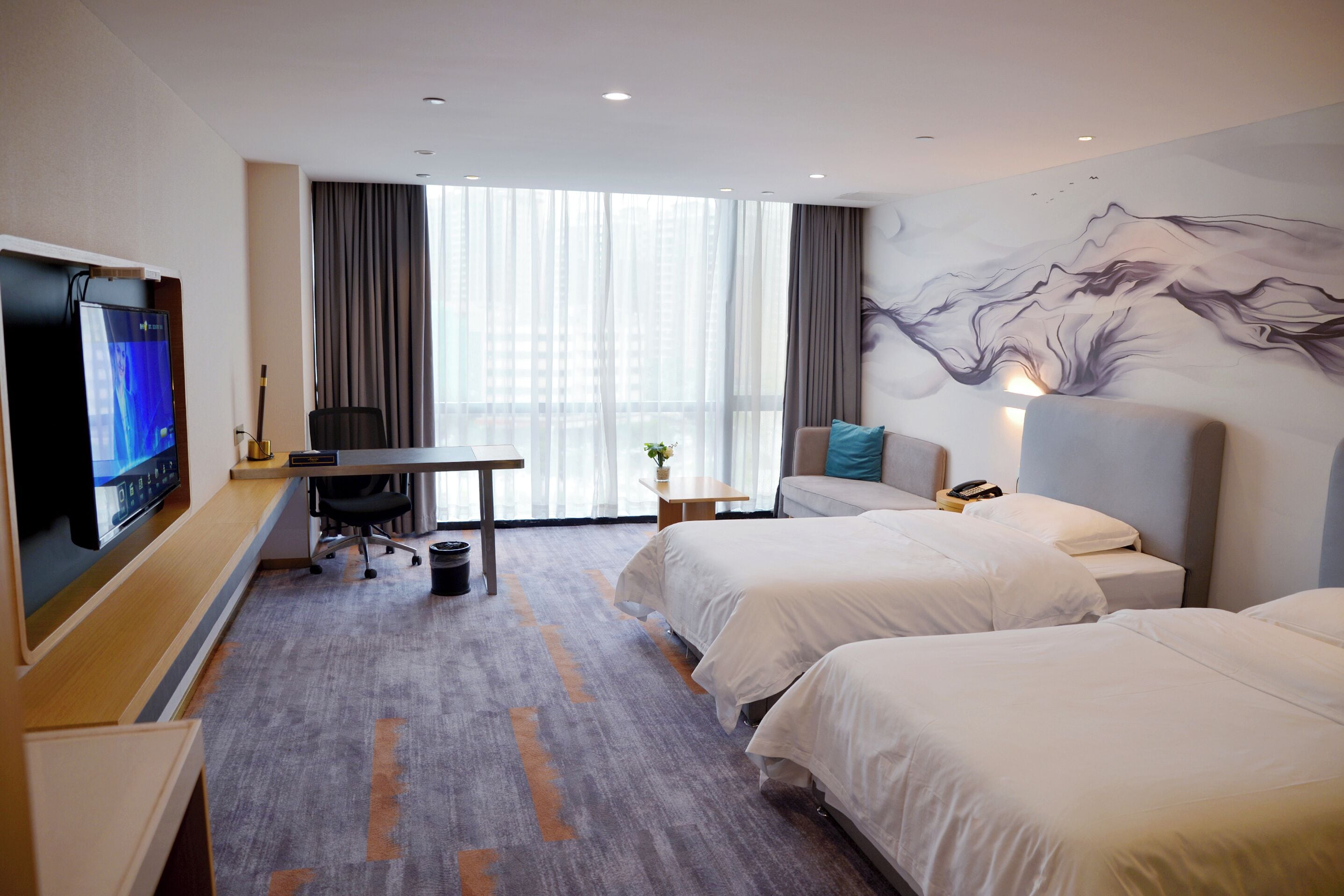 مكتب ومساحة عمل للكمبيوتر المحمول وستائر تعتيم ومكواة/لوح كي