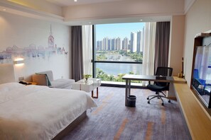 华丽单人房, 湖景 | 办公桌、笔记本电脑工作区、遮光窗帘、熨斗/熨衣板