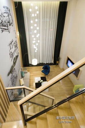 Loft familiar | Escriptori, espai de treball apte per a portàtils i cortines opaques