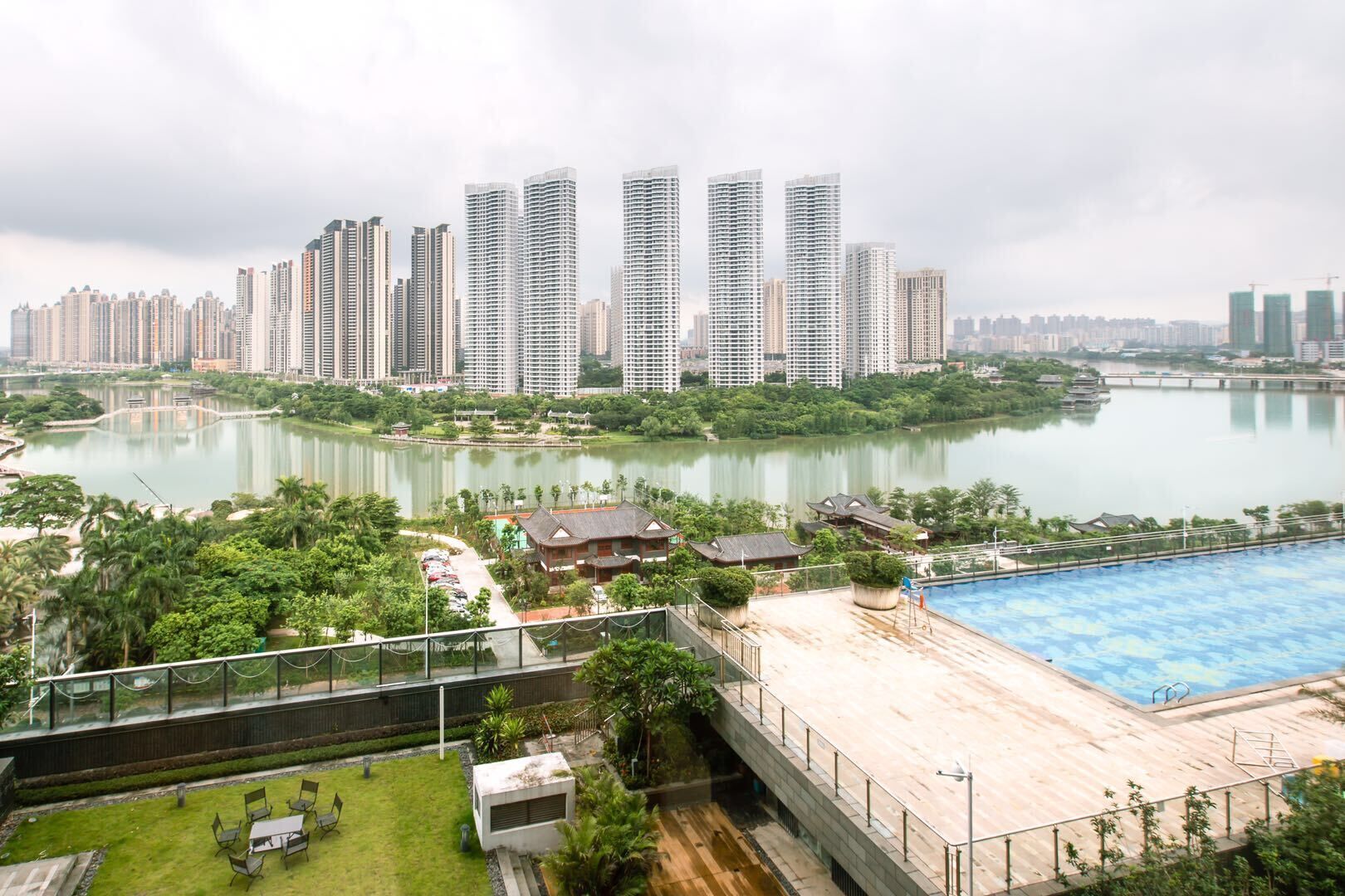 مكتب ومساحة عمل للكمبيوتر المحمول وستائر تعتيم ومكواة/لوح كي