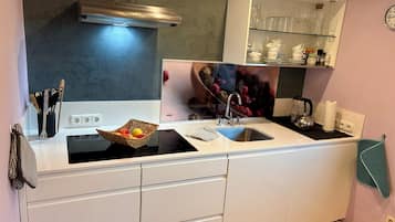 Een oven, een kookplaat, een vaatwasser