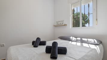 4 bedrooms, iron/ironing board, WiFi, bed sheets