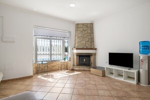 TV, fireplace