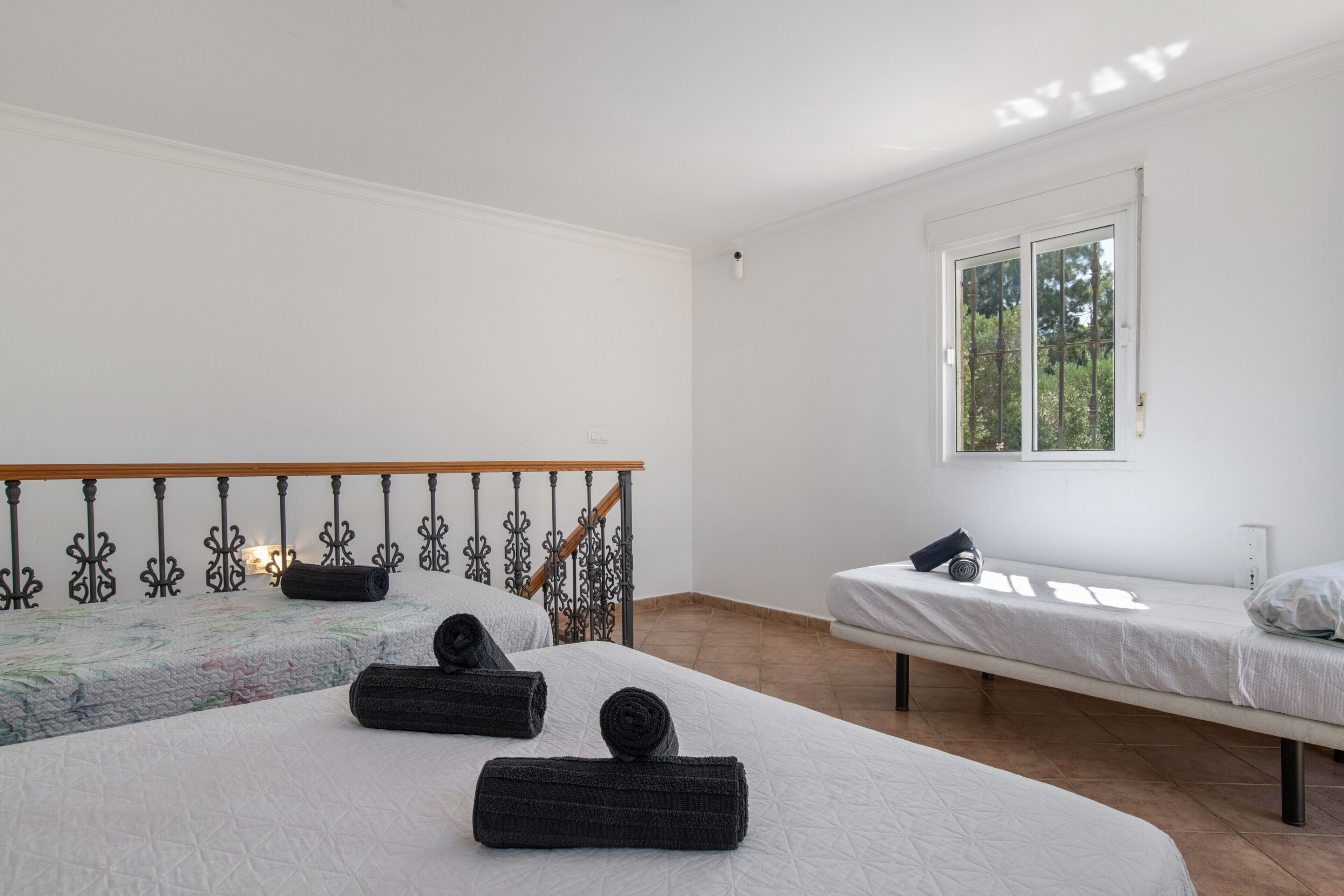 4 habitaciones, tabla de planchar con plancha, wifi y ropa de cama 