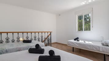 4 habitaciones, tabla de planchar con plancha, wifi y ropa de cama