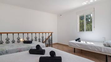 4 bedrooms, iron/ironing board, WiFi, bed sheets