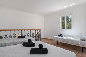 4 bedrooms, iron/ironing board, WiFi, bed sheets