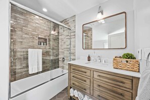 Shower, hair dryer, towels - Call Me Old Fashioned! *Heart of Bardstown Square* (Bardstown)