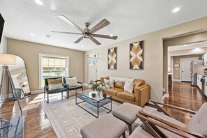 TV, offices - Call Me Old Fashioned! *Heart of Bardstown Square* (Bardstown)