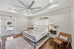 Escritorio, tabla de planchar con plancha, wifi y ropa de cama 