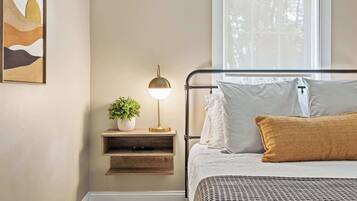 Desk, iron/ironing board, WiFi, bed sheets