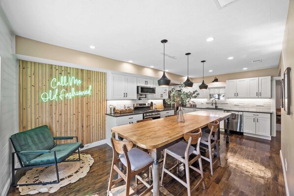 Fridge, microwave, oven, stovetop - Call Me Old Fashioned! *Heart of Bardstown Square* (Bardstown)