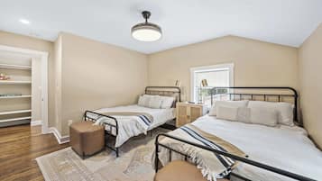 Desk, iron/ironing board, WiFi, bed sheets