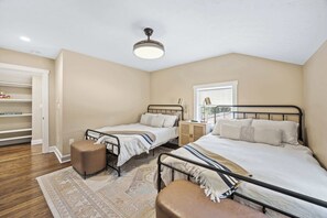 Desk, iron/ironing board, WiFi, bed sheets - Call Me Old Fashioned! *Heart of Bardstown Square* (Bardstown)