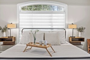 Escritorio, tabla de planchar con plancha, wifi y ropa de cama