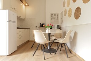 Kühlschrank, Mikrowelle, Geschirrspüler, Wasserkocher