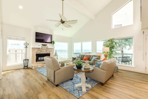 Télévision, cheminée, espaces bureaux