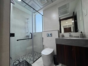 Apartamento standard, 1 quarto | Banheiro | Chuveiro, bidê, toalhas de banho, sabonete