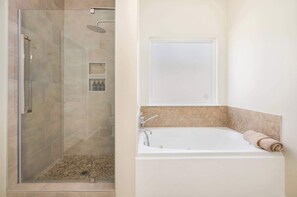 Douche, sèche-cheveux, serviettes fournies