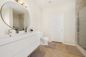 Een douche, een haardroger, handdoeken