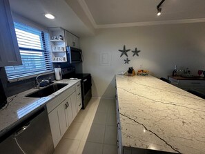 冷蔵庫、電子レンジ、オーブン、食器洗い機